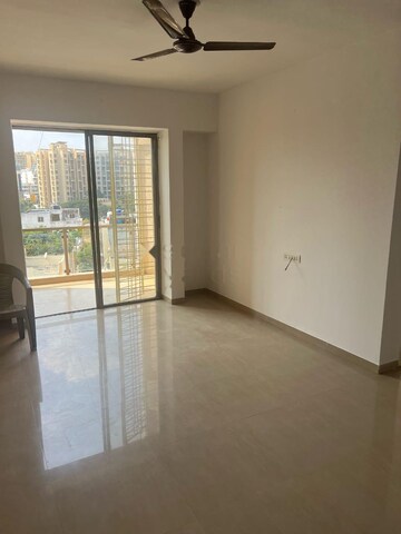 Room in 2 BHK Apartment at Gulmohar Goldcoast, Kharadi – for Rent