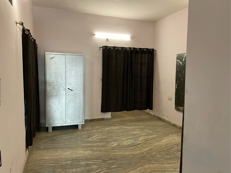 Room, lawyers colony 3 Bedroom 2000 Sq.Ft. Builder Floor In Lawyers Colony Agra 8406790