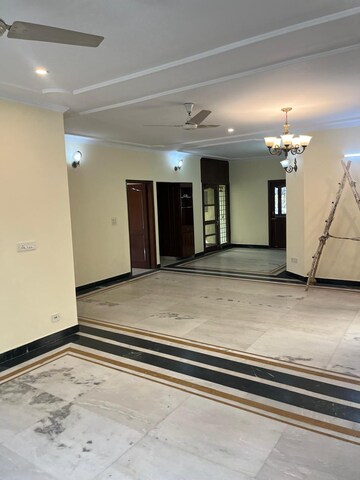 Room in 3 BHK Apartment at South City Arcade, Sector 41 – for Rent
