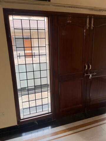 Room in 3 BHK Apartment at South City Arcade, Sector 41 – for Rent