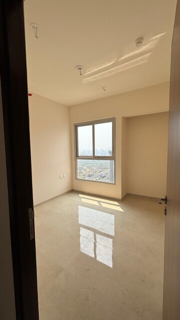 Room in 2 BHK Apartment at Piramal Vaikunth, Balkum Pada – for Rent