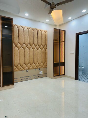Room in 3 BHK Apartment at RWA Gyan Khand 3, Indrapuram – for Sale