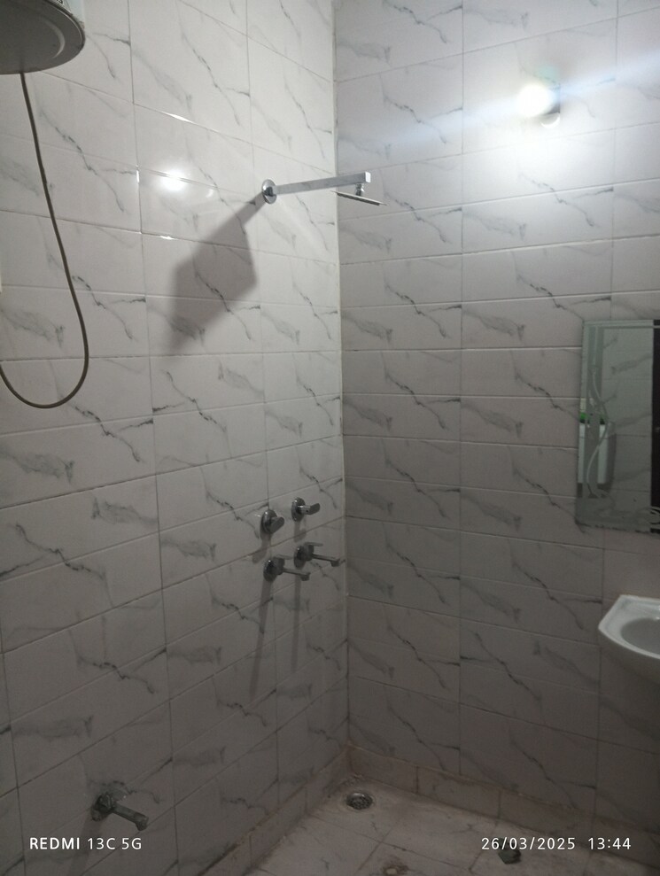 Bathroom, shalimar garden extension i 2 Bedroom 900 Sq.Ft. Builder Floor In Shalimar Garden Extension I Ghaziabad 8407054