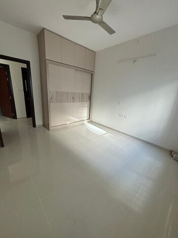 Room in 2.5 BHK Apartment at L&T Raintree Boulevard, Hebbal – for Rent