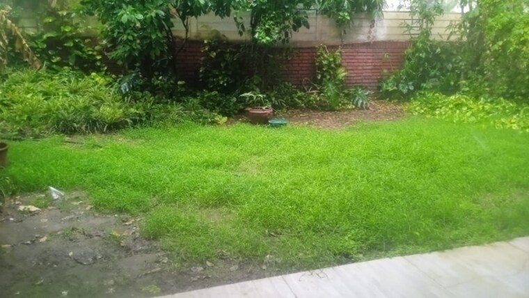 Garden, new friends colony 6 Bedroom 500 Sq.Yd. Independent House In New Friends Colony Delhi 8407125