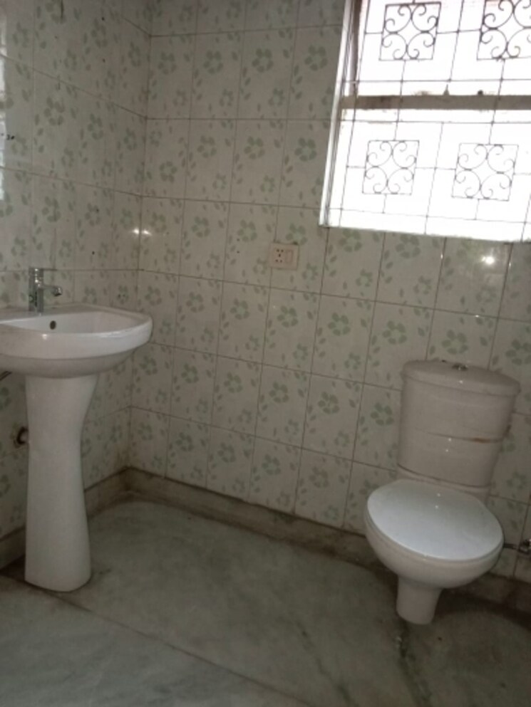 Bathroom, new friends colony 6 Bedroom 500 Sq.Yd. Independent House In New Friends Colony Delhi 8407125