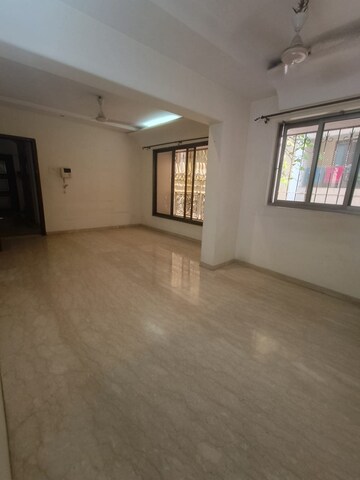 Room in 2 BHK Apartment at Khar West – for Rent