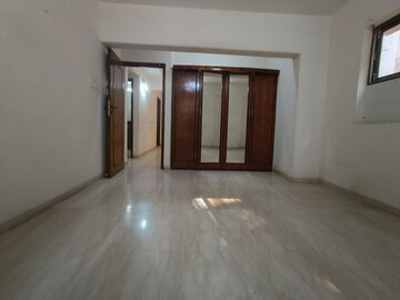 Room in 2 BHK Apartment at Khar West – for Rent
