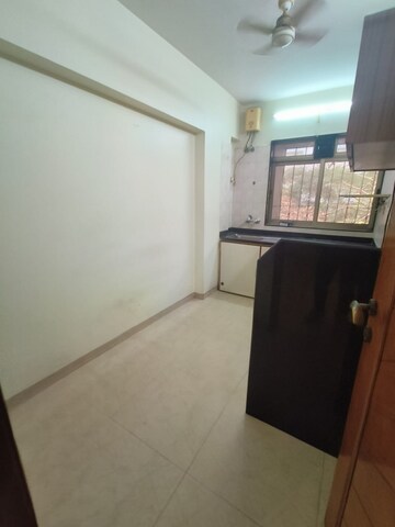 Room in 2 BHK Apartment at Khar West – for Rent