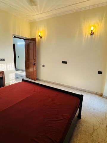 Room in 4 BHK Apartment at Sector 25 – for Rent