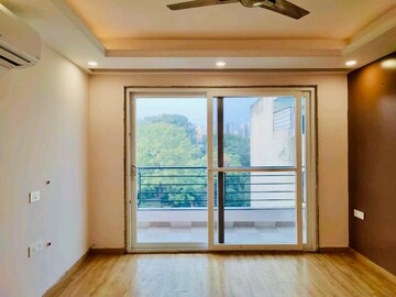 Room in 4 BHK Builder Floor at DLF Atria, Dlf Phase ii – for Rent