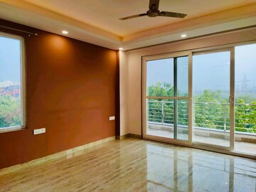 Room in 4 BHK Builder Floor at DLF Atria, Dlf Phase ii – for Rent