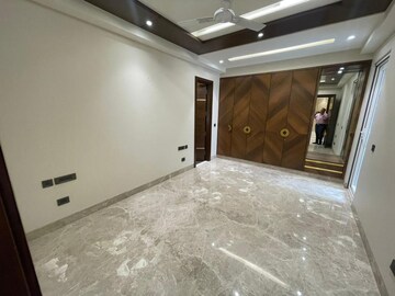 Room in 4 BHK Apartment at DLF Square, Sector 25 – for Rent