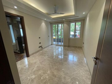 Room in 4 BHK Apartment at DLF Square, Sector 25 – for Rent