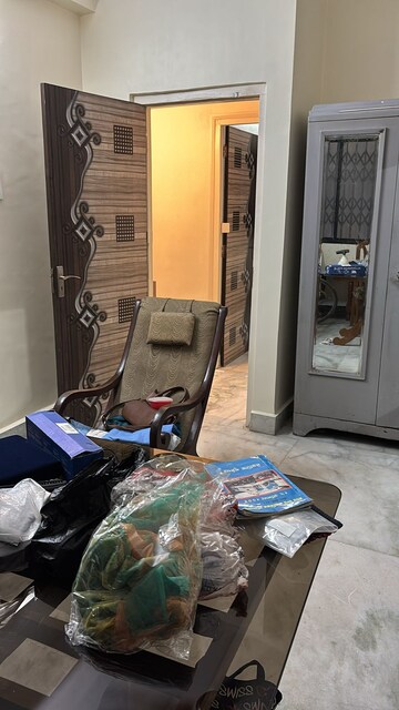 Master Bedroom in 2 BHK Apartment at Mahim West – for Rent