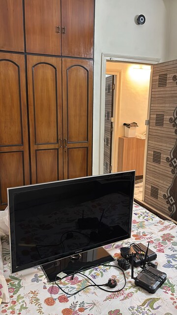 Bedroom in 2 BHK Apartment at Mahim West – for Rent