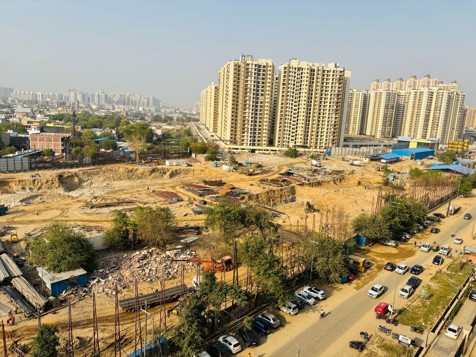 3.5 BHK + Servant Room Apartment For Sale in Amarpali Aspire