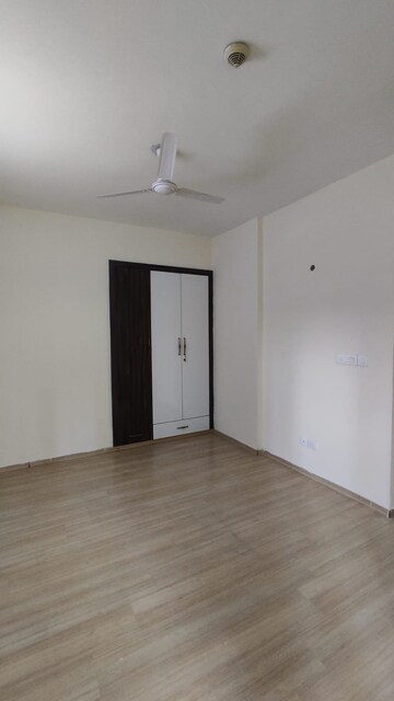 Room in 3 BHK Apartment at Moti Nagar – for Rent