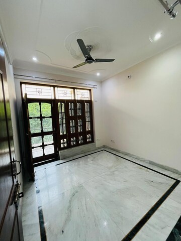 Room in 3 BHK Builder Floor at Sector 56 – for Rent