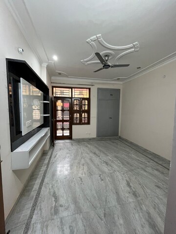 Room in 3 BHK Builder Floor at Sector 56 – for Rent