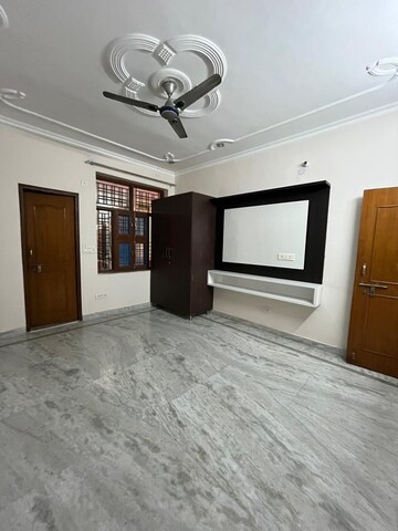 Room in 3 BHK Builder Floor at Sector 56 – for Rent
