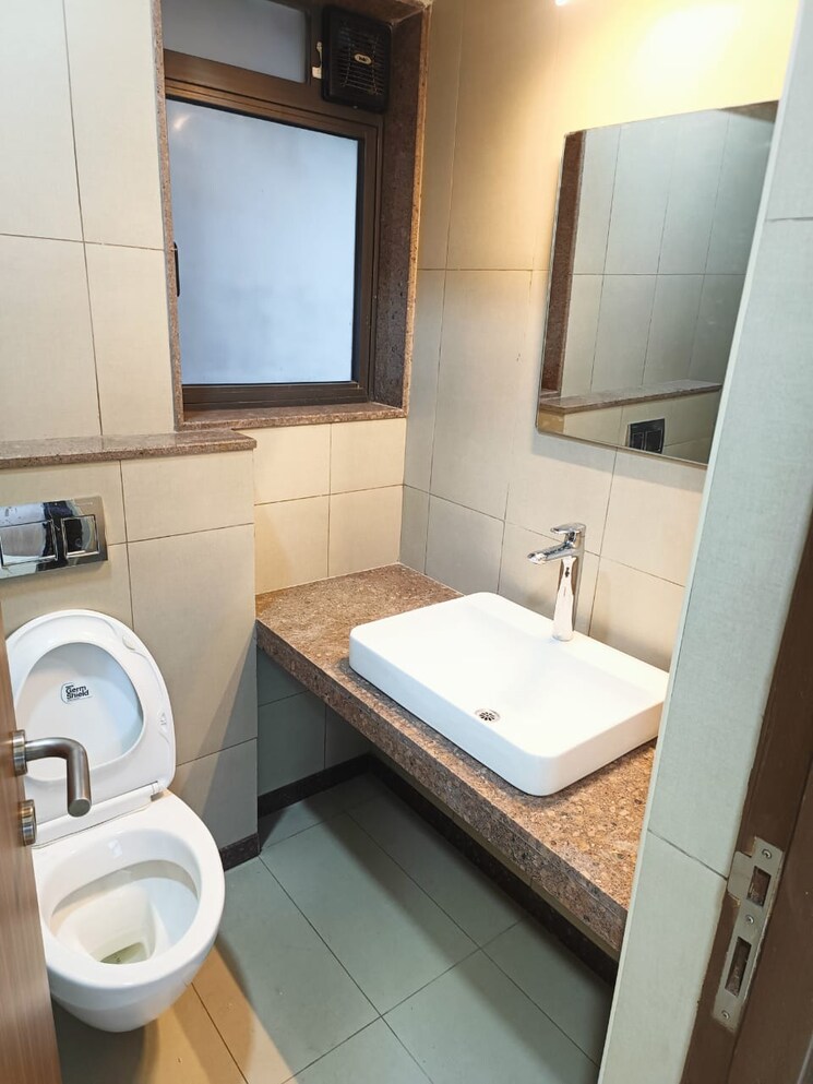 Bathroom, shapoorji-pallonji-vicinia 2 Bedroom 888 Sq.Ft. Apartment In Powai Mumbai 8408155
