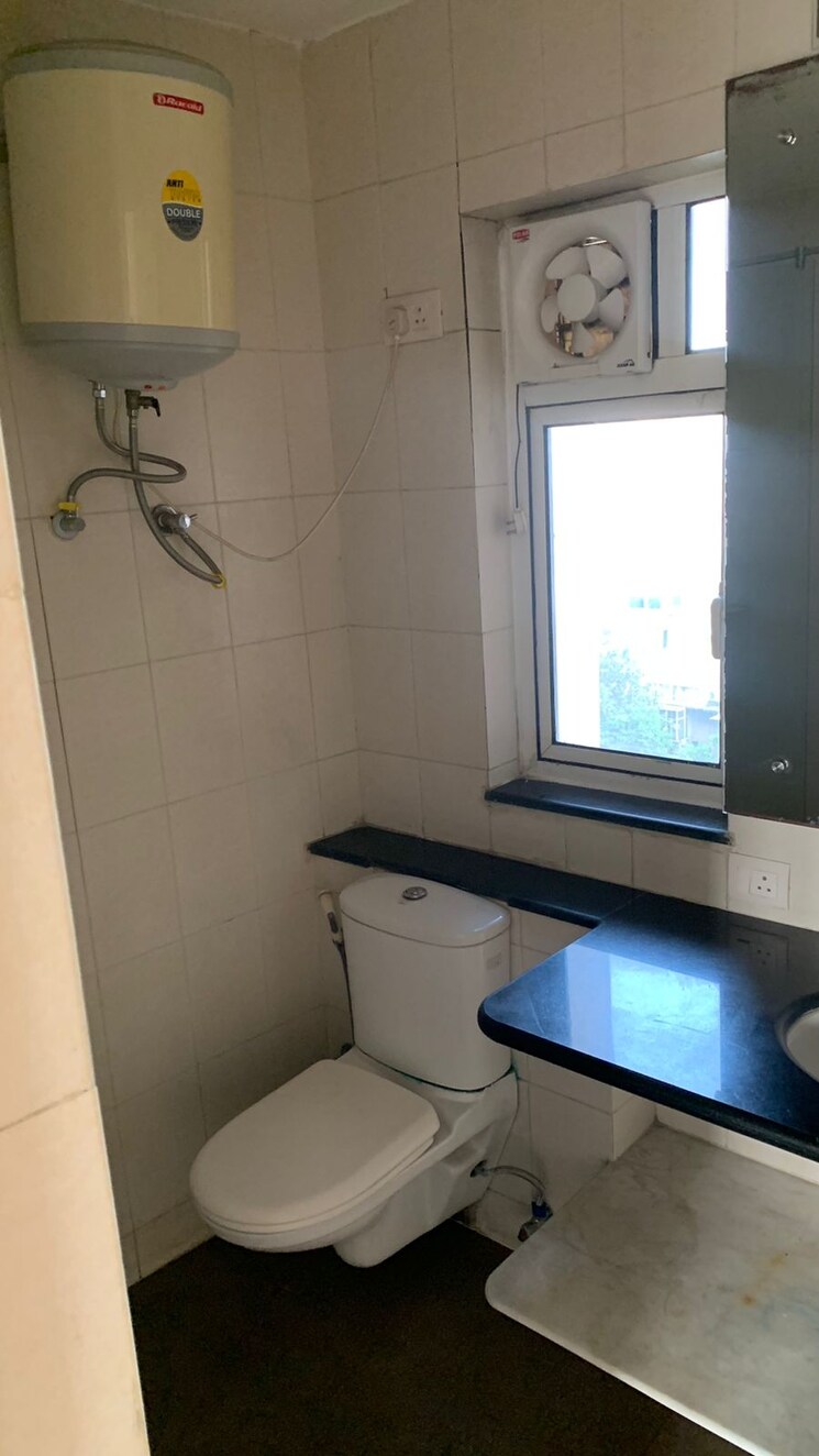 Bathroom, prashant vihar 3 Bedroom 150 Sq.Yd. Apartment In Prashant Vihar Delhi 8408440