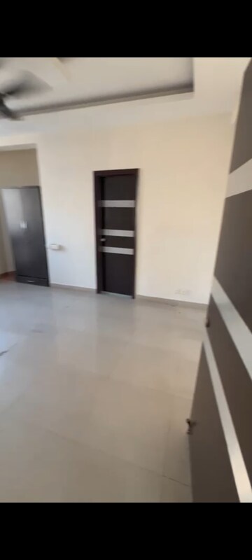 Room in 3 BHK Apartment at Gomti Nagar – for Rent
