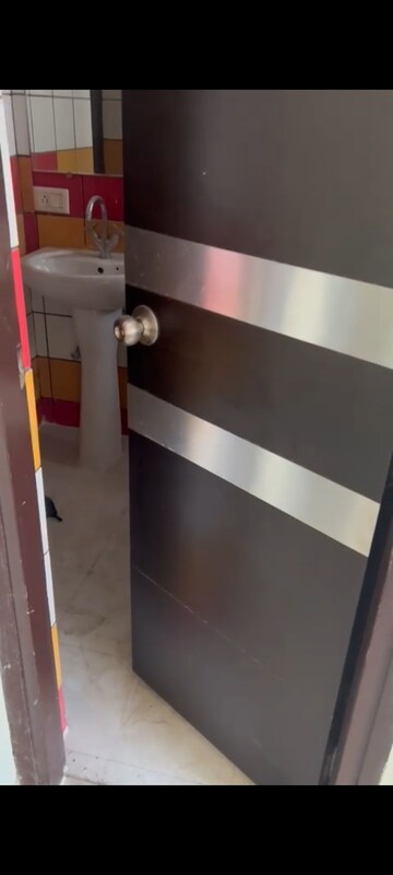 Furnished Amenities in 3 BHK Apartment at Gomti Nagar – for Rent