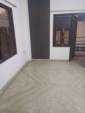 Room in 2.5 BHK Builder Floor at Paschim Vihar – for Rent