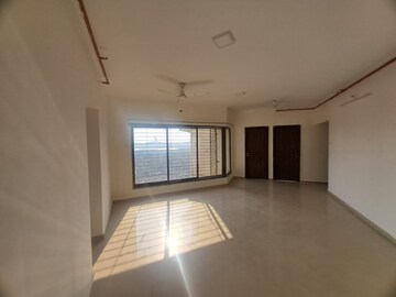 Room in 2 BHK Apartment at Nirmal Lifestyle Zircon, Mulund West – for Rent