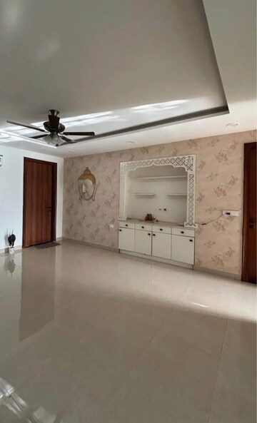 Room in 4 BHK Builder Floor at Sector 21 – for Rent