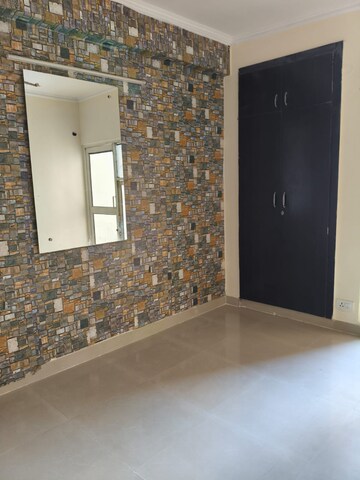 Room in 3 BHK Apartment at Gardenia Golf City, Sector 75 – for Rent