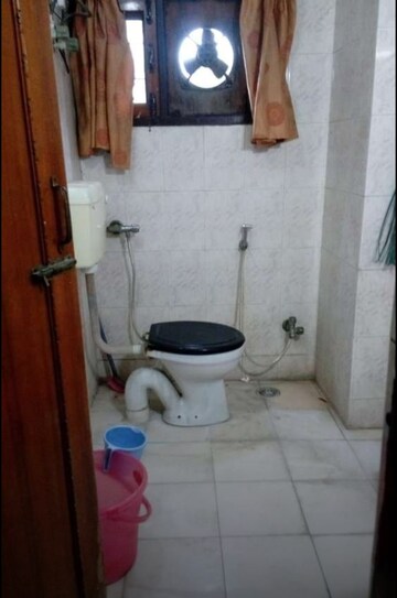 Bathroom in 2 BHK Apartment at Hazratganj – for Rent