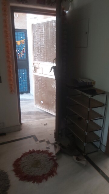 Furnished Amenities in 2.5 BHK Apartment at Mayur Vihar 1 – for Rent