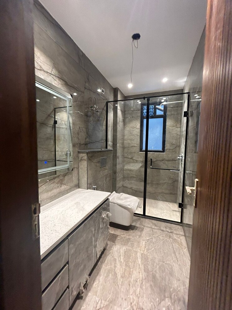 Bathroom, green park extension 4 Bedroom 311 Sq.Yd. Builder Floor In Green Park Extension Delhi 8409066