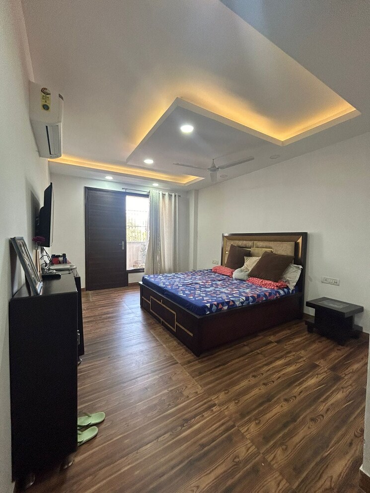 Bedroom, defence colony 4 Bedroom 400 Sq.Yd. Builder Floor In Defence Colony Delhi 8409170