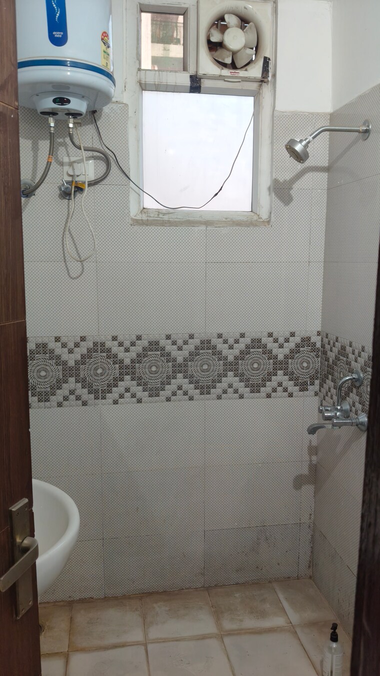 Bathroom, pir machalla 1 Bedroom 700 Sq.Ft. Apartment In Pir Machalla Zirakpur 8409179