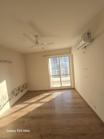 Room in 4 BHK Apartment at Lotus Panache, Sector 110 – for Rent