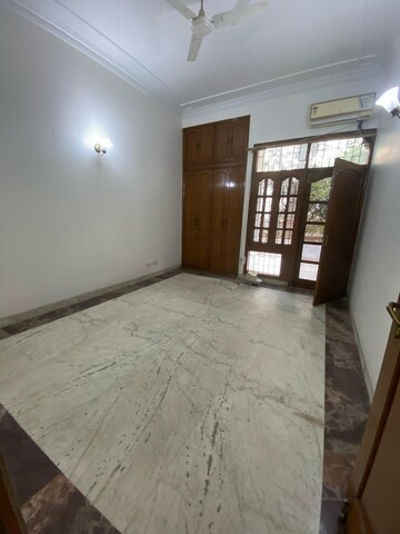 Room in 3 BHK Builder Floor at Safdarjang Enclave – for Rent