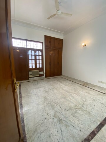 Room in 3 BHK Builder Floor at Safdarjang Enclave – for Rent