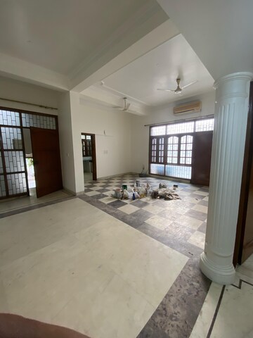 Room in 3 BHK Builder Floor at Safdarjang Enclave – for Rent