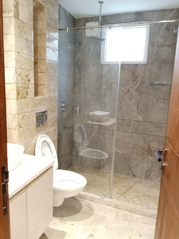 Bathroom, safdarjung enclave 3 Bedroom 1800 Sq.Ft. Builder Floor In Safdarjung Enclave Delhi 8409263