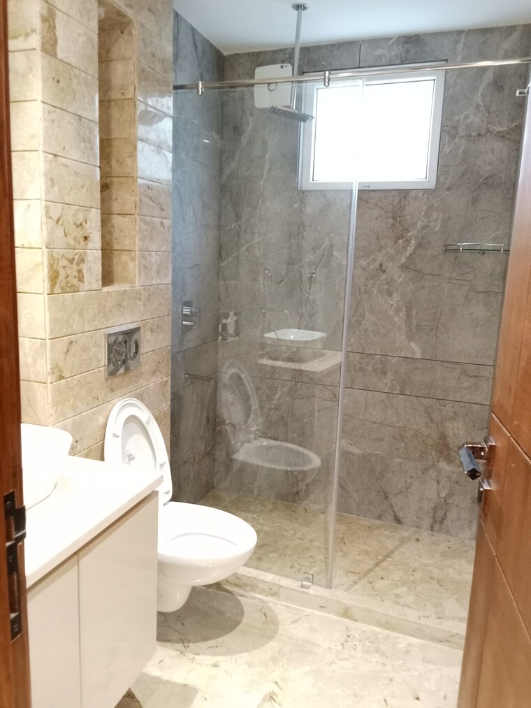 Bathroom, safdarjung enclave 3 Bedroom 1800 Sq.Ft. Builder Floor In Safdarjung Enclave Delhi 8409263