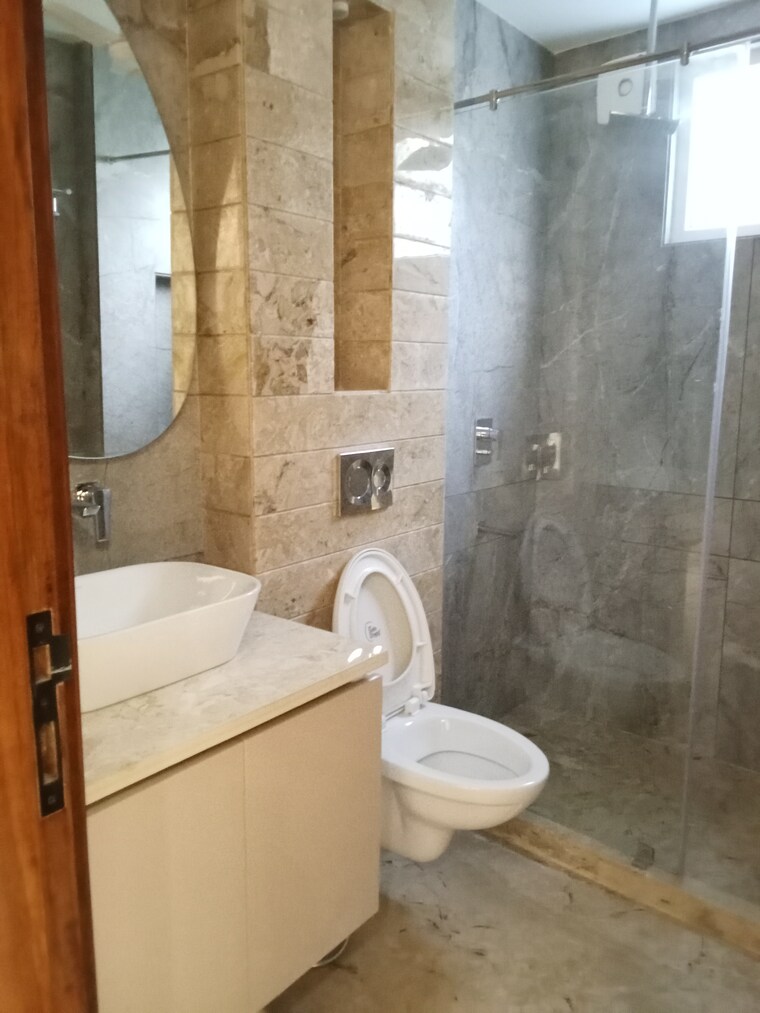 Bathroom, safdarjung enclave 3 Bedroom 1800 Sq.Ft. Builder Floor In Safdarjung Enclave Delhi 8409263