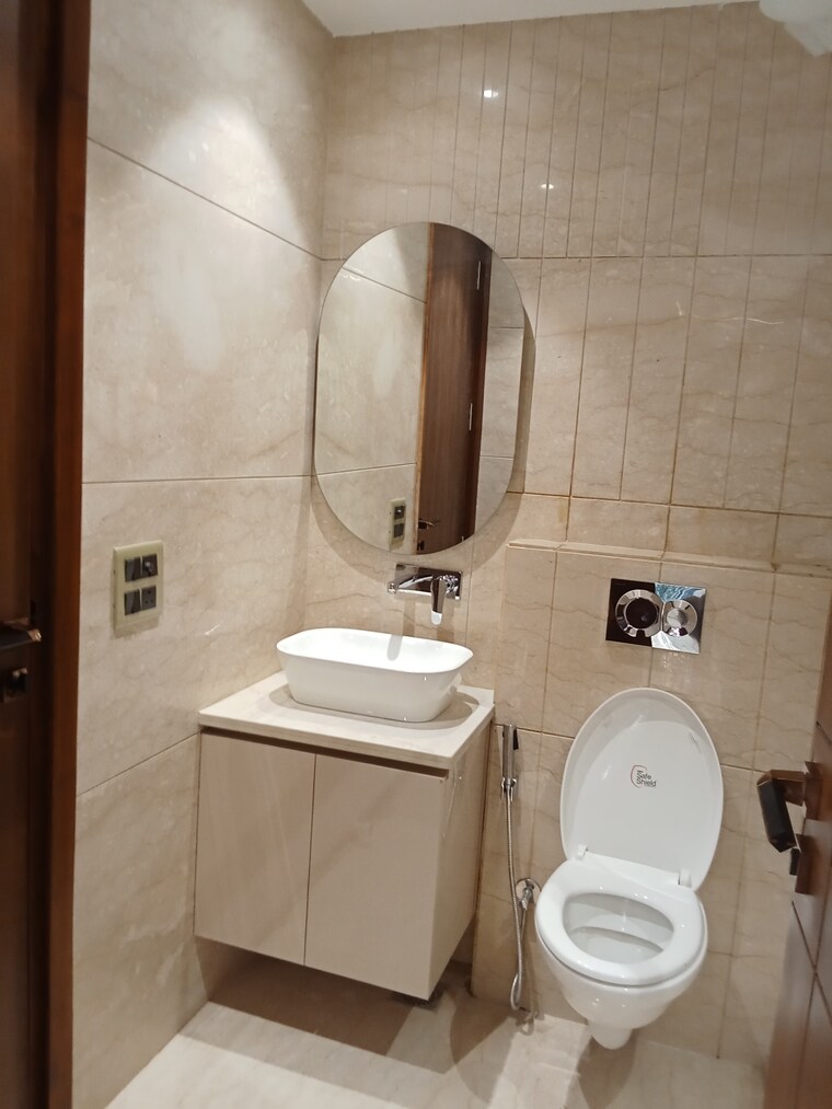 Bathroom, safdarjung enclave 3 Bedroom 1800 Sq.Ft. Builder Floor In Safdarjung Enclave Delhi 8409263