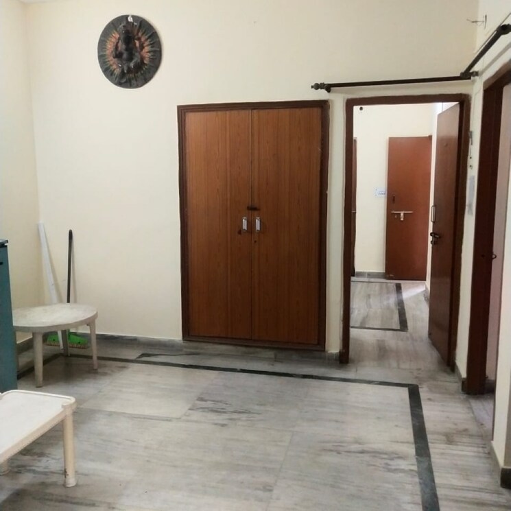 Room, sector 19 6+ Bedroom 167 Sq.Mt. Villa In Sector 19 Noida 8409310