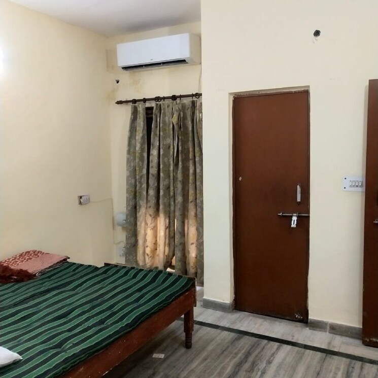 Bedroom, sector 19 6+ Bedroom 167 Sq.Mt. Villa In Sector 19 Noida 8409310