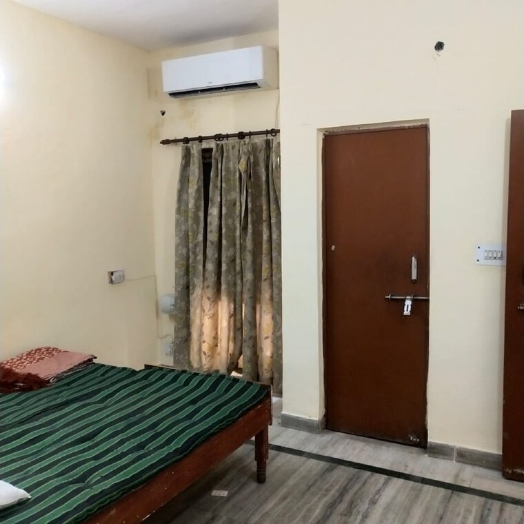 Bedroom, sector 19 6+ Bedroom 167 Sq.Mt. Villa In Sector 19 Noida 8409310