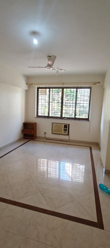 Room in 3 BHK Apartment at K Raheja Vihar, Powai – for Rent